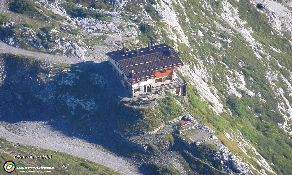 35 Zoom sul Rifugio Albani.JPG